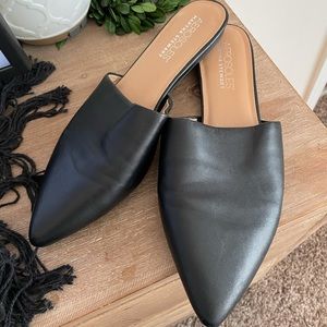 Black leather pointed-toe mules